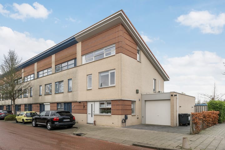 Hoekwoning Eikenlaan 16 in Sint Philipsland