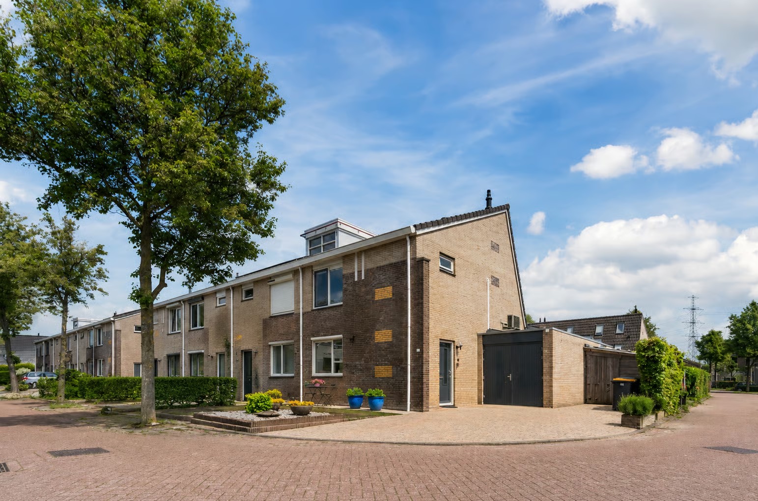 Hoekwoning Plutostraat 19 in Assen