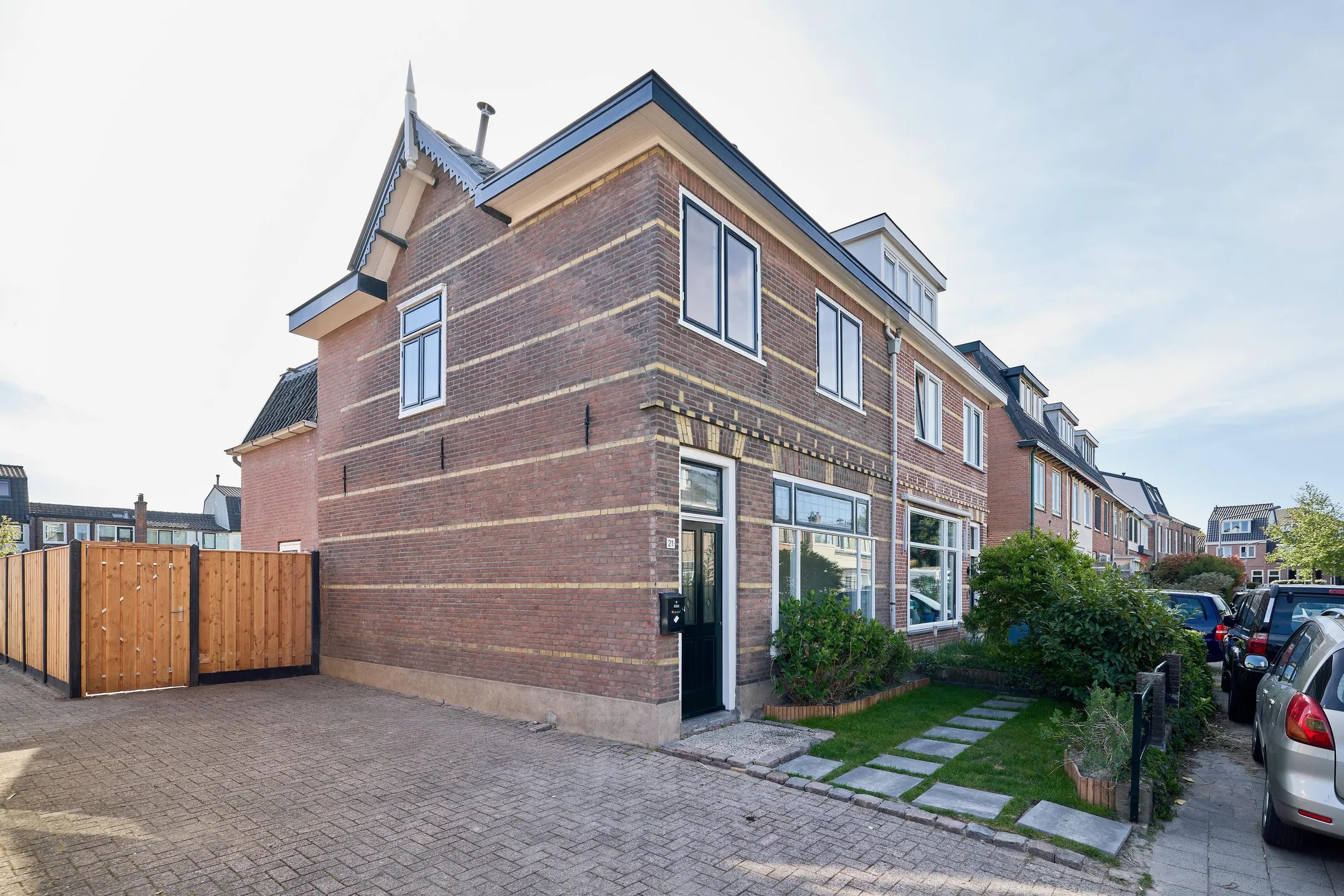 Hoekwoning Kerklaan 21 in Hilversum