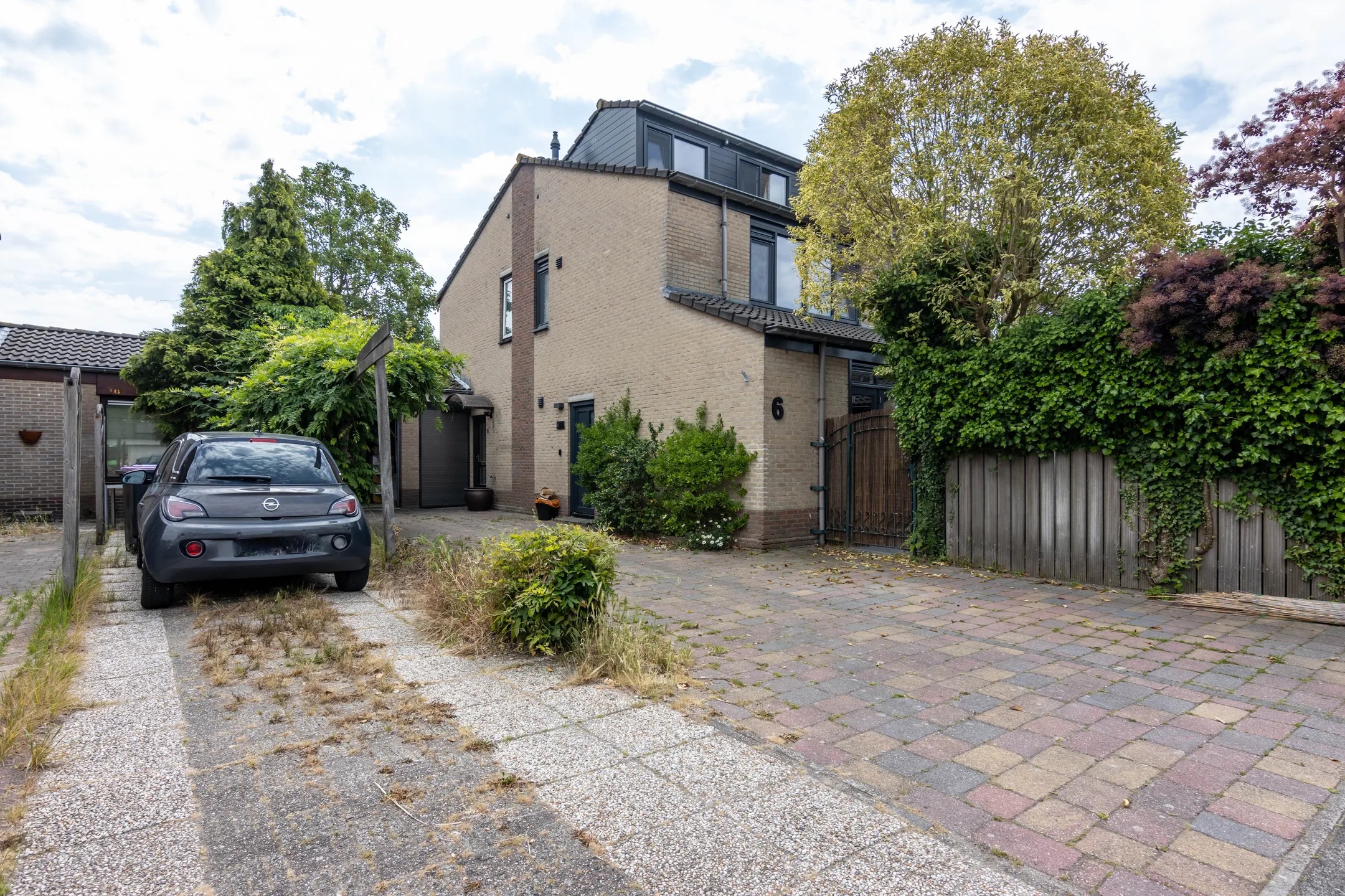 Hoekwoning (kwadrant woning) Seinestraat 8 in Spijkenisse