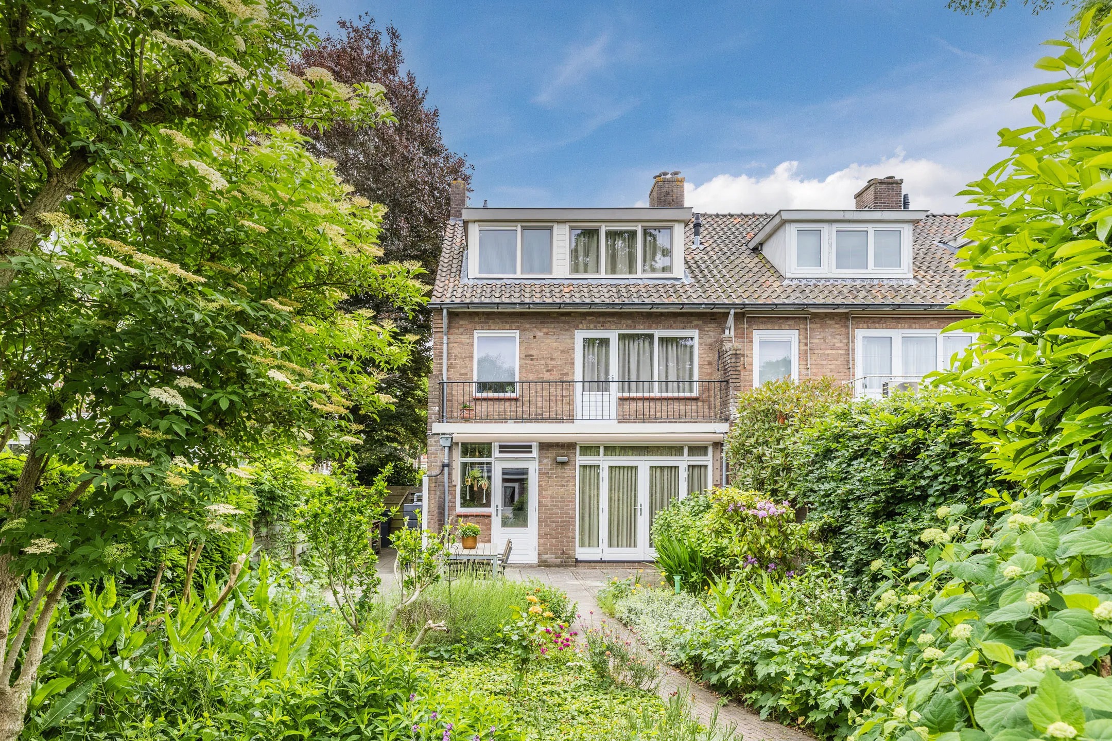 Hoekwoning Helmlaan 25 in Haarlem