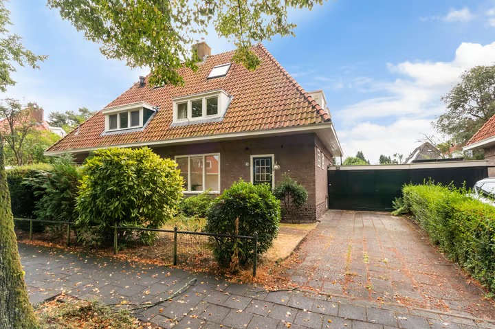 2-onder-1-kapwoning Constantijn Huijgenslaan 26 in Bussum