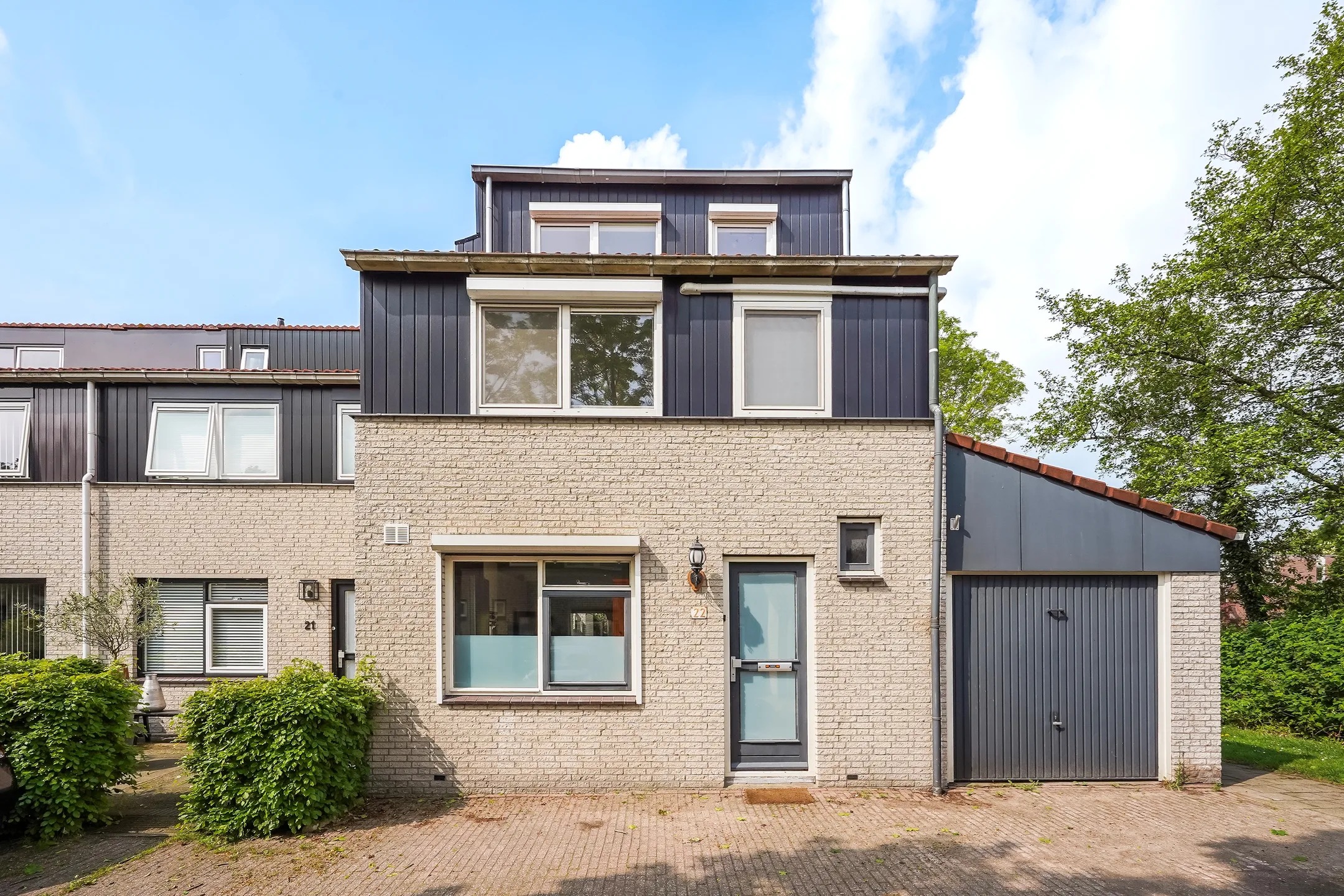 Hoekwoning Slechtvalkhof 22 in Delft