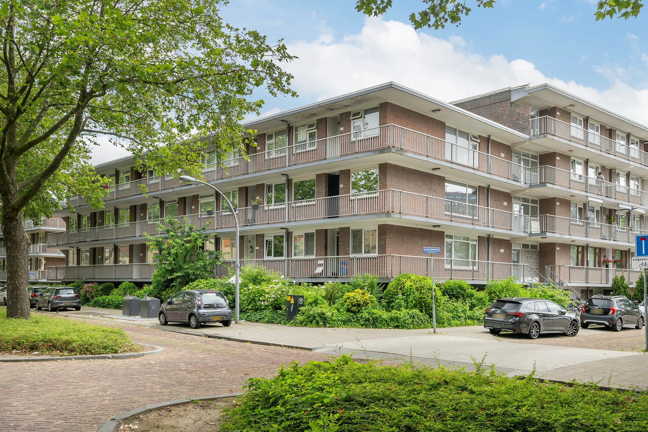 Galerijflat van der Duyn van Maasdamlaan 98 A in Vlaardingen