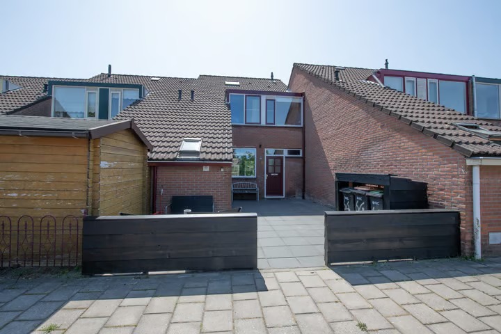 Tussenwoning Pieter Dekkerstraat 64 in Winkel