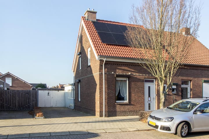 2-onder-1-kapwoning Prinses Beatrixstraat 14 in Echt