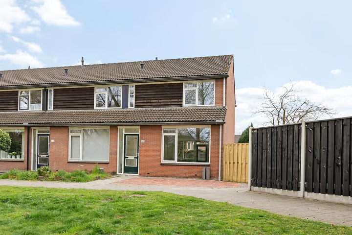 Hoekwoning Rob de Vriesstraat 20 in Hengelo