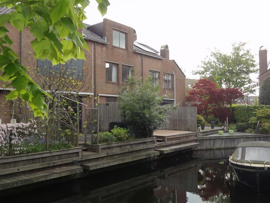 Tussenwoning Domela Nieuwenhuislaan 5 in Leiden