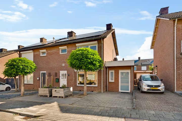 2-onder-1-kapwoning Vermeerstraat 10 in Spaubeek
