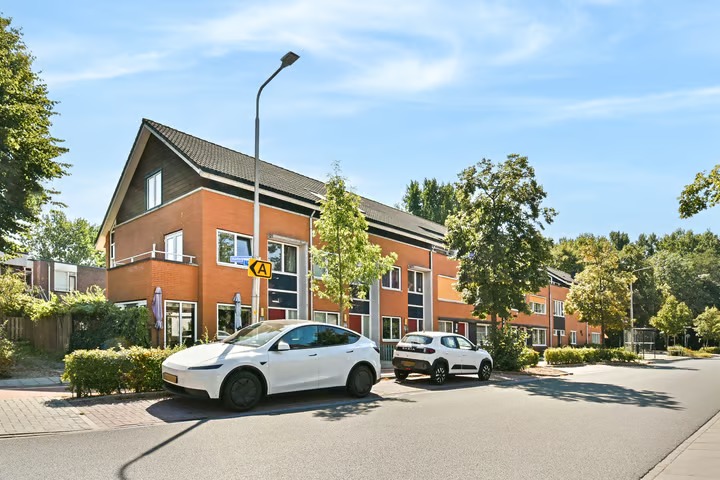 Hoekwoning Rijksstraatweg 135 in Duivendrecht