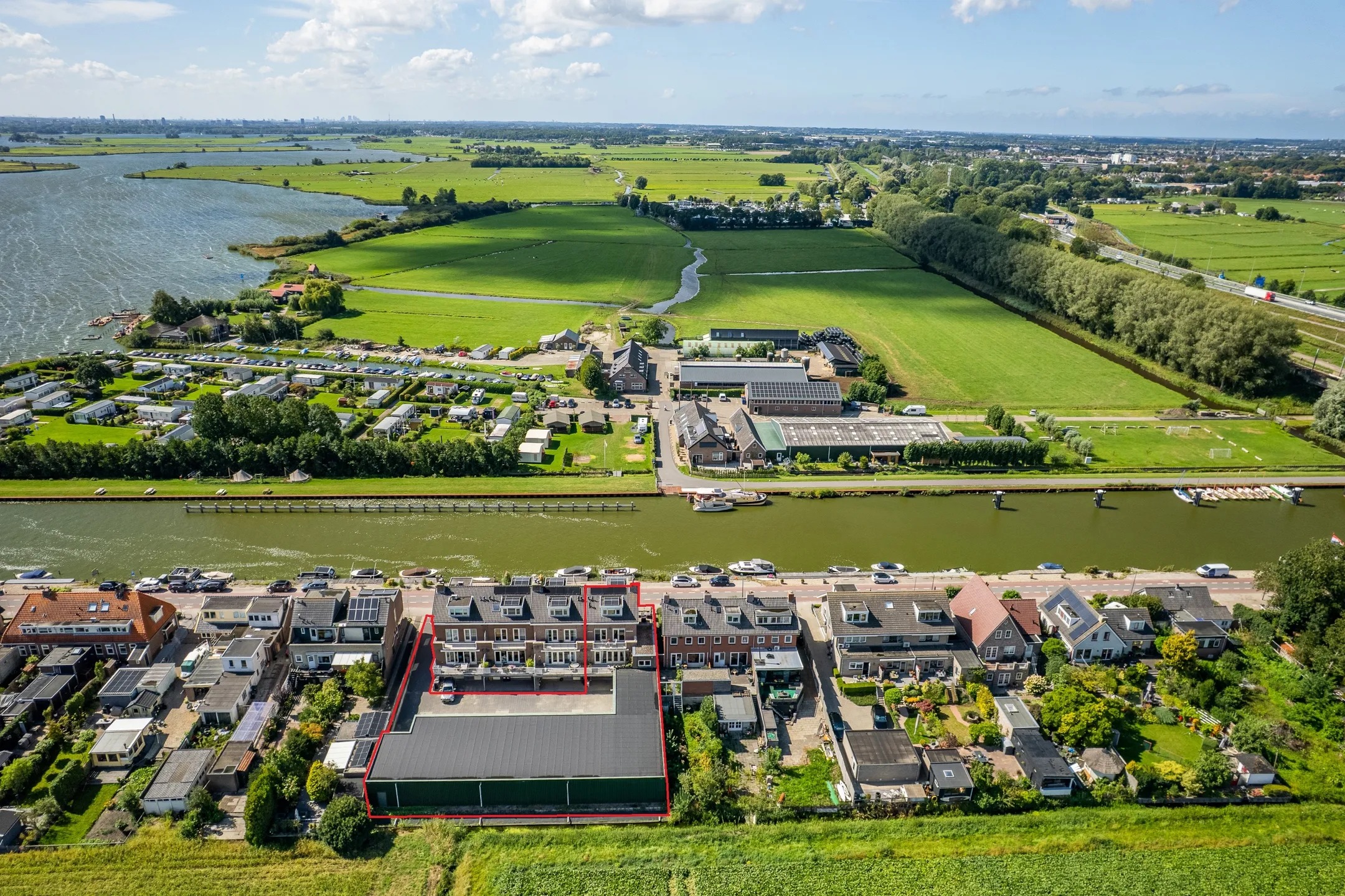 Hoekwoning (dijkwoning) Lisserdijk 30 in Buitenkaag