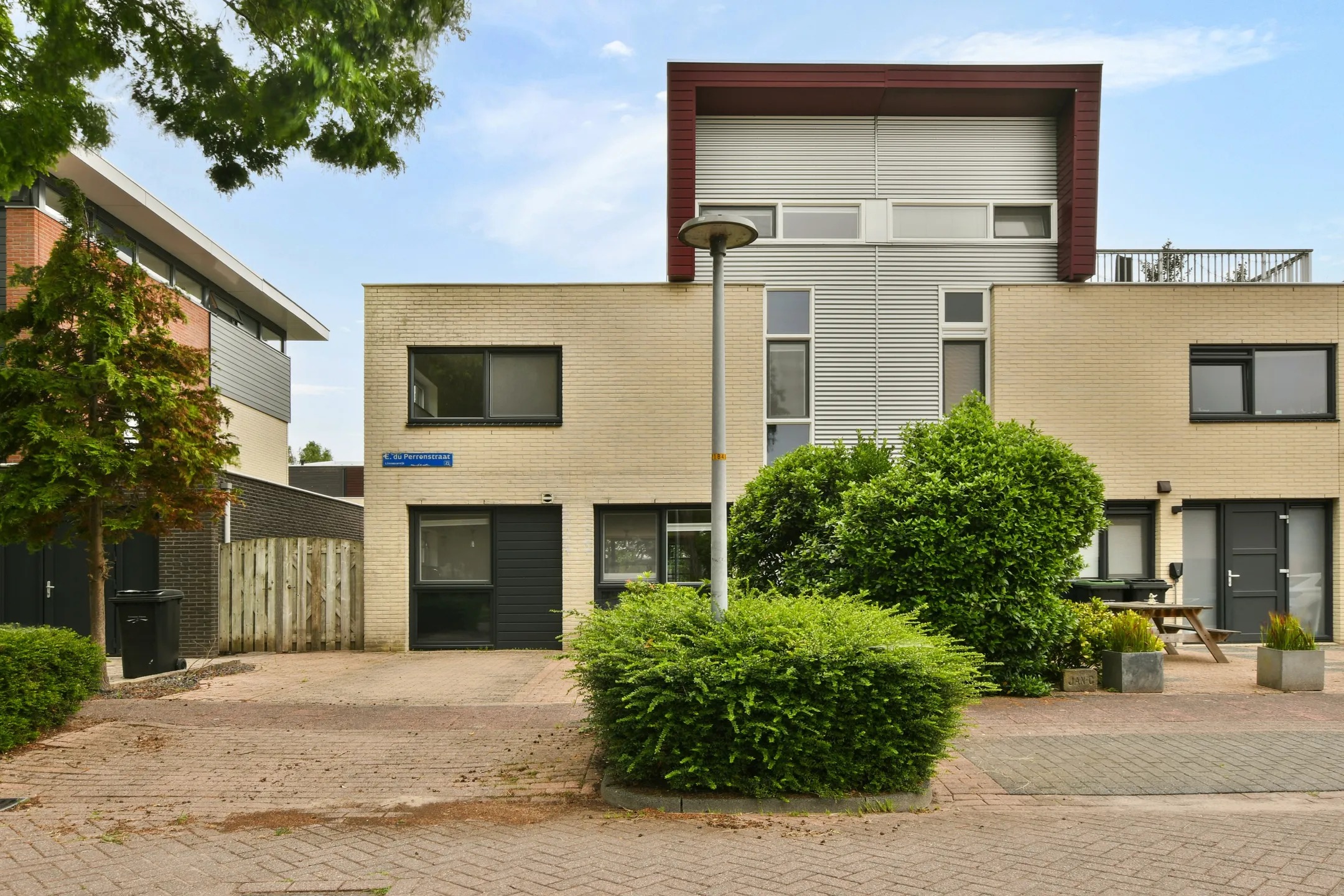 Hoekwoning E. du Perronstraat 25 in Almere