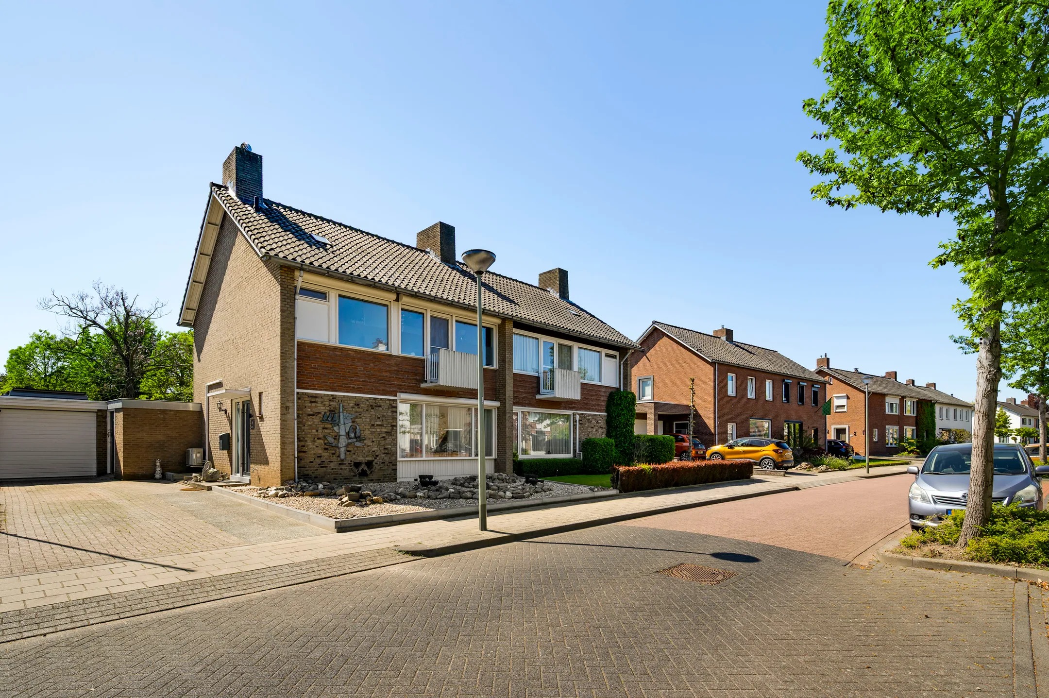 2-onder-1-kapwoning Burgemeester Joostenlaan 11 in Roermond
