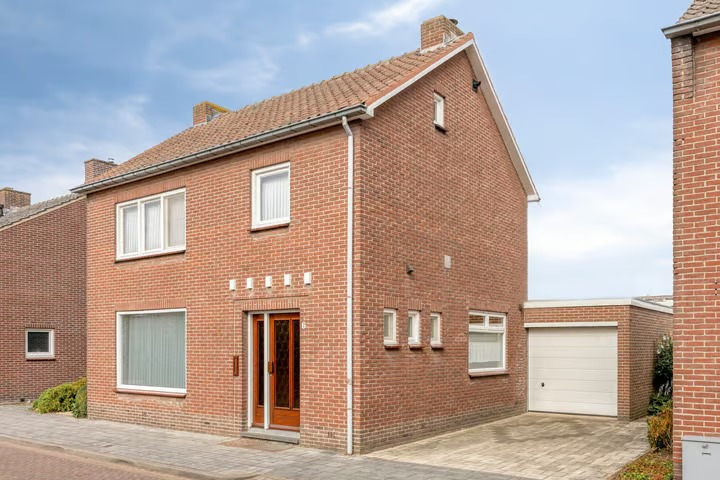 Vrijstaande woning Dr. Poelsplein 6 in Panningen