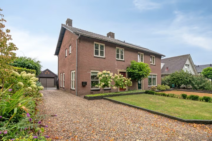 2-onder-1-kapwoning Reuweg 17 in Loenen