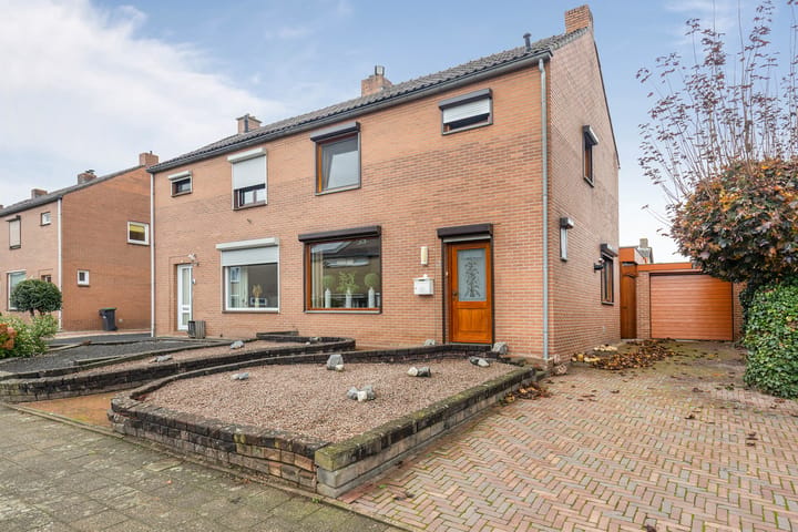 2-onder-1-kapwoning Heiveldstraat 23 in Elsloo