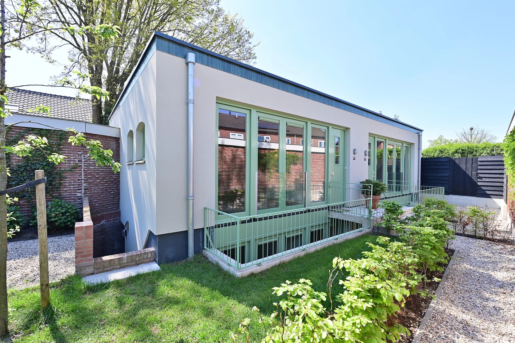 2-onder-1-kapwoning (hofjeswoning) Zeeweg 37 a in Huizen