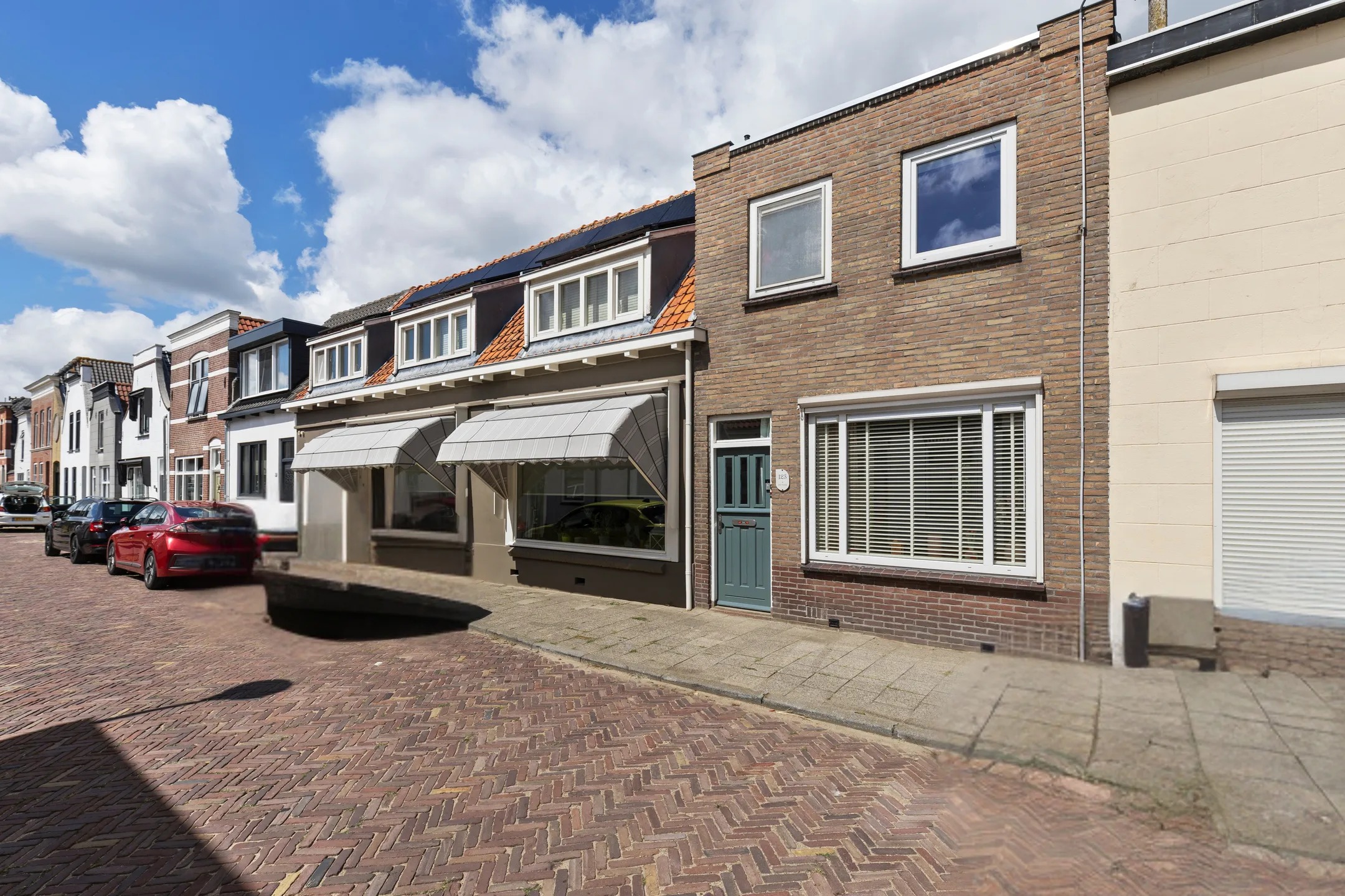 Tussenwoning (dijkwoning) Oostdijk 123 in Oud-Beijerland