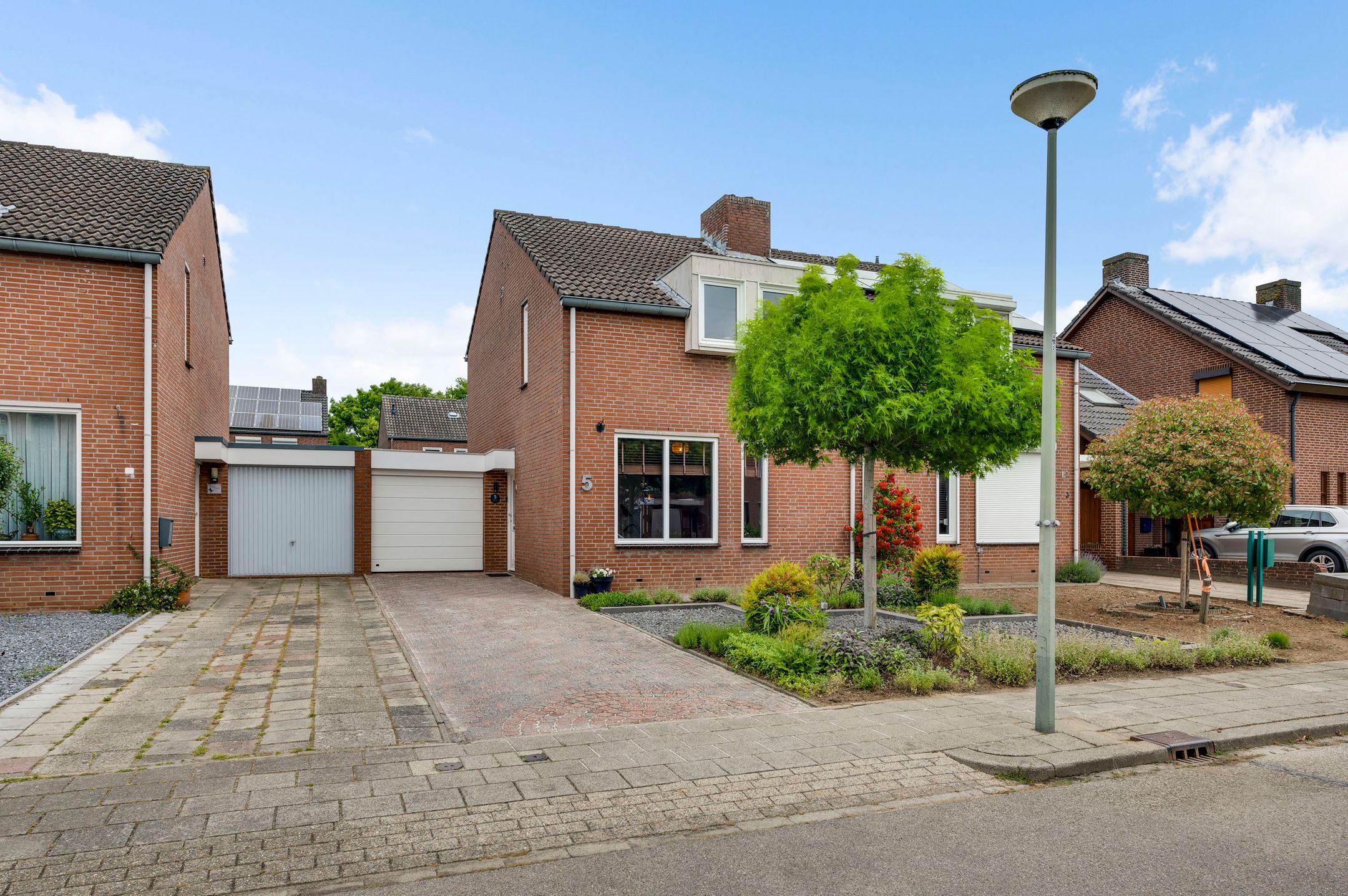 Geschakelde 2-onder-1-kapwoning Constantijnstraat 5 in Grathem