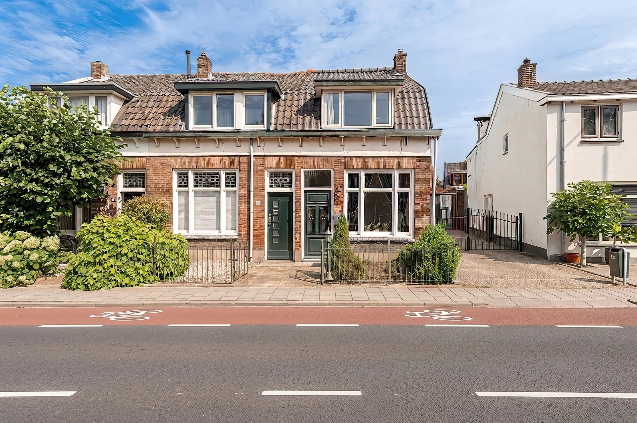 Hoekwoning (bedrijfs- of dienstwoning) Nieuwe Tielseweg 42 in Tiel
