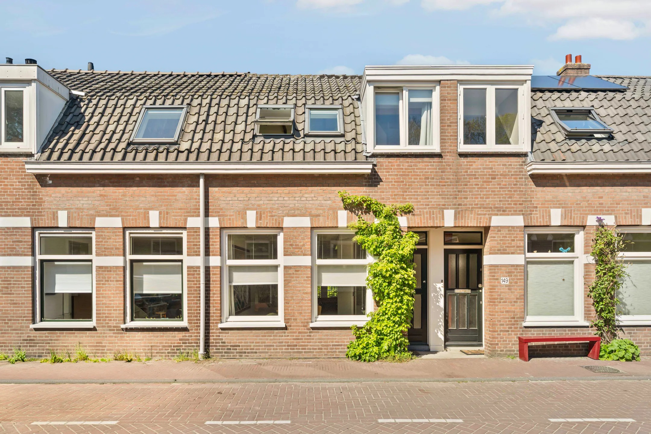 Tussenwoning (dijkwoning) Nieuwendammerdijk 147 in Amsterdam