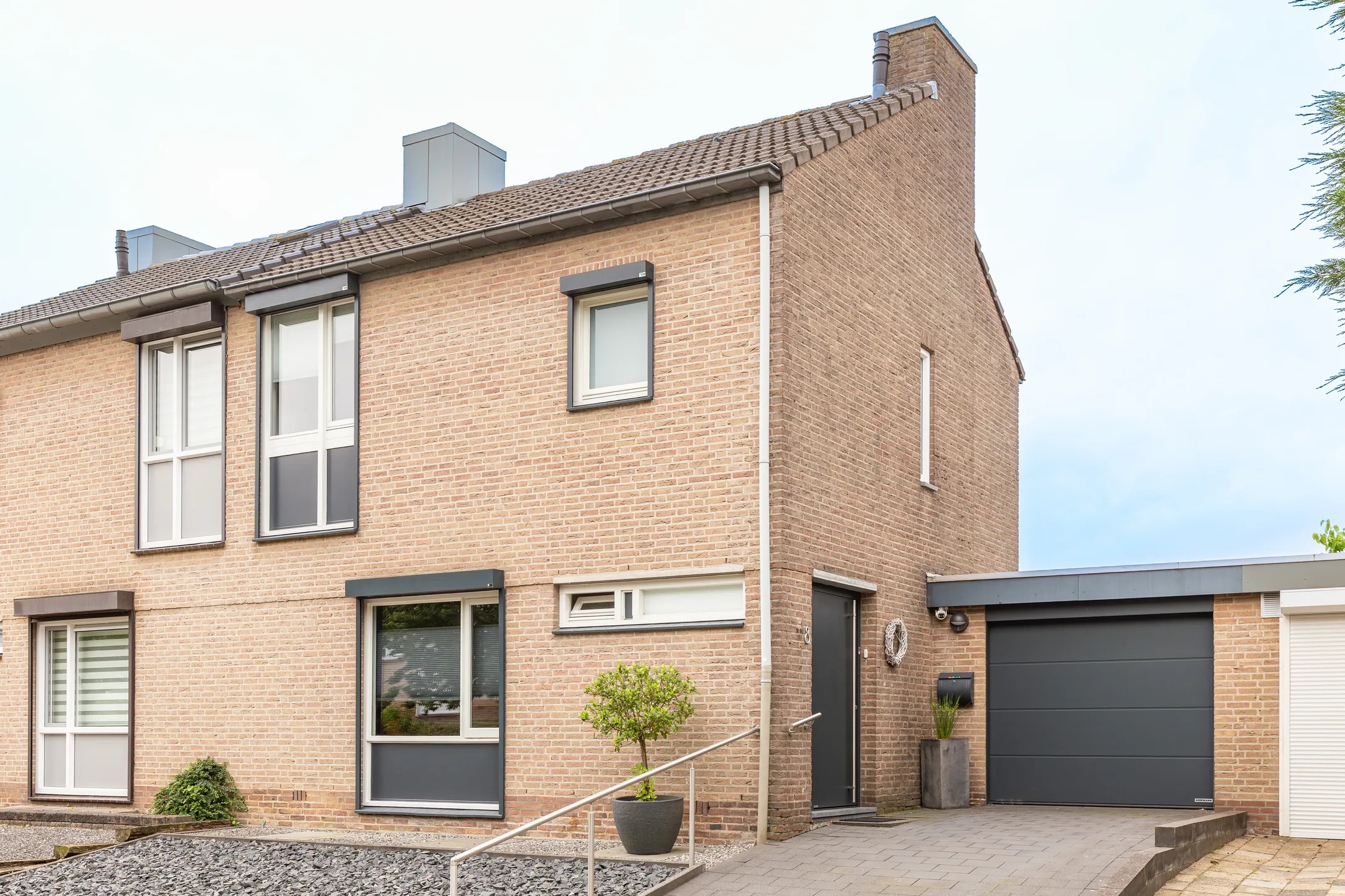 Geschakelde 2-onder-1-kapwoning Haembuckersstraat 8 in Simpelveld