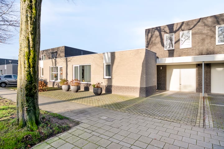 Geschakelde woning (semi-bungalow) Dr. Nolenslaan 7 in Geleen