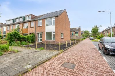 Hoekwoning Mimosastraat 11 in Roelofarendsveen