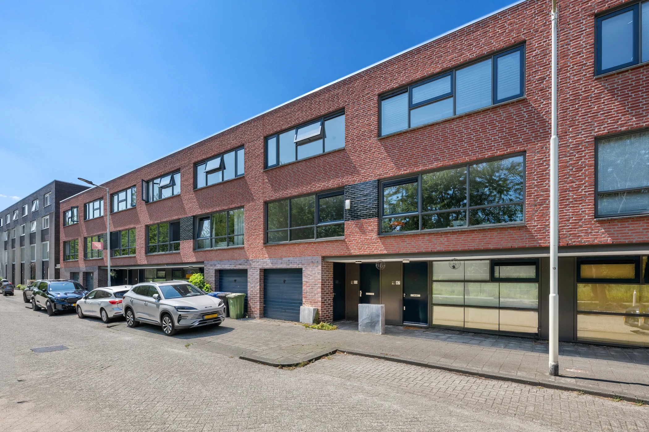 Tussenwoning (drive-in woning) A. Noordewier-Reddingiuslaan 89 in Rotterdam