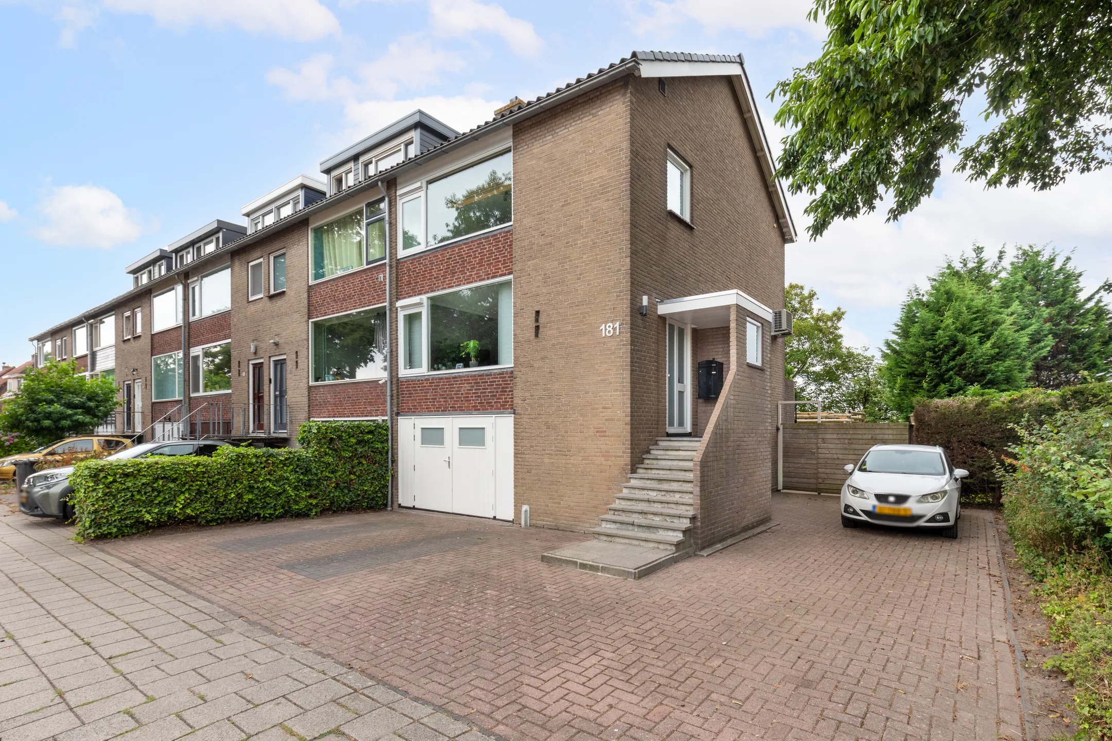 Hoekwoning (drive-in woning) Dennenlaan 181 in Zwanenburg