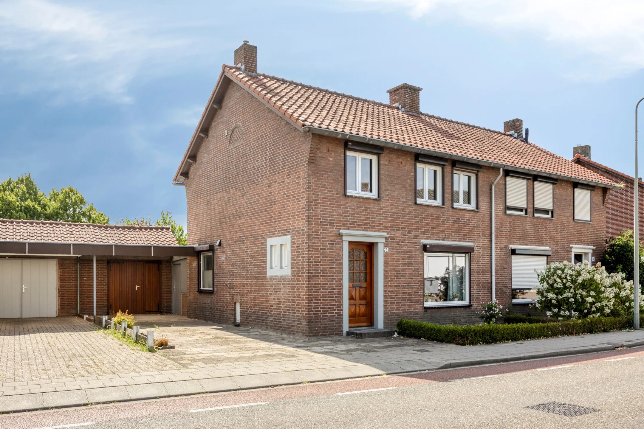 Geschakelde 2-onder-1-kapwoning Burgemeester Aquariusstraat 34 in Haelen