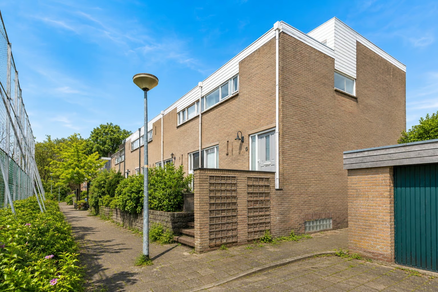 Hoekwoning (split-level woning) Joseph Lokinlaan 6 in Ankeveen