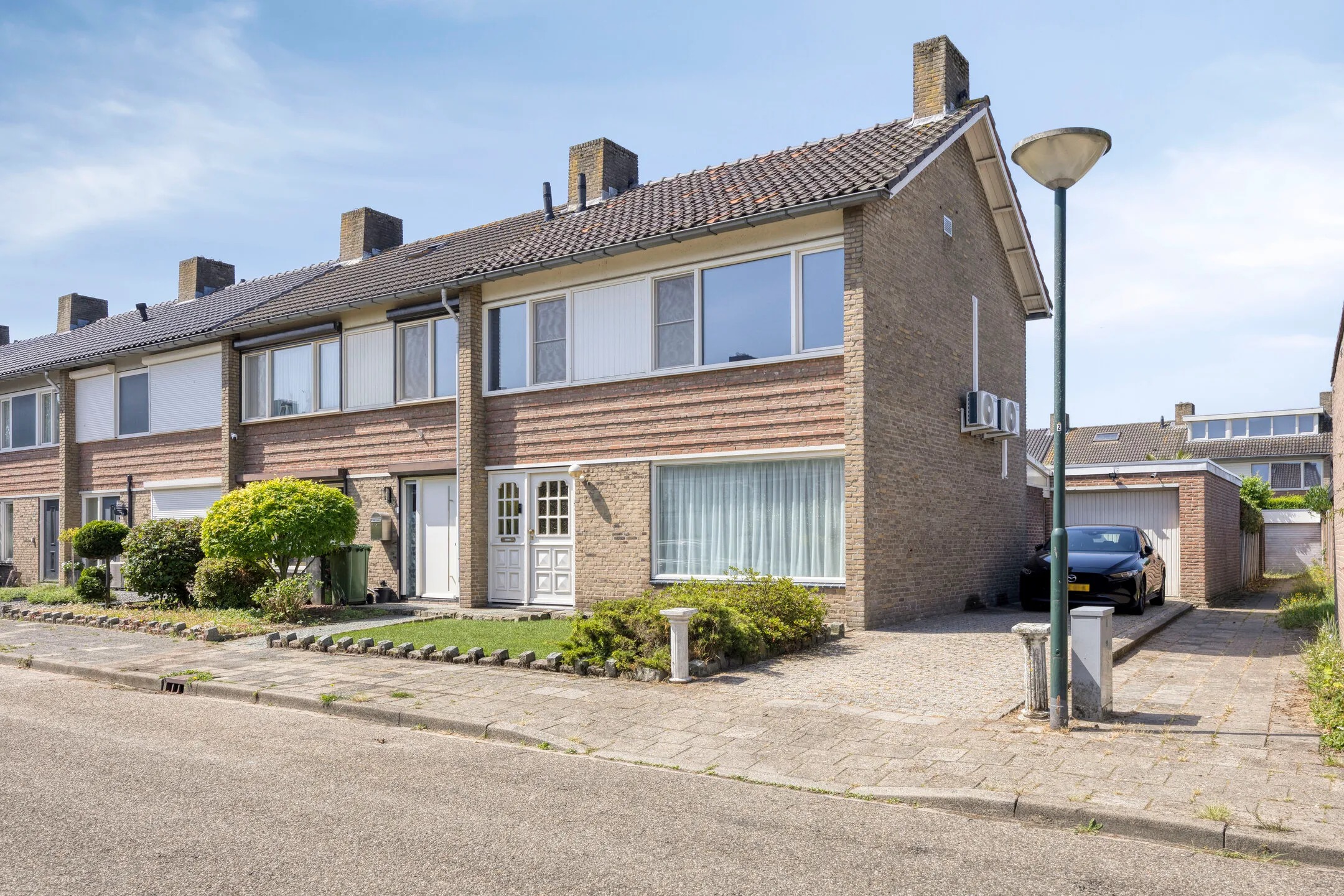 Hoekwoning Leliestraat 1 in Maarheeze