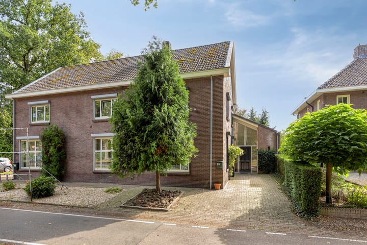 Herenhuis, 2-onder-1-kapwoning Bosschebaan 12 a in Velp