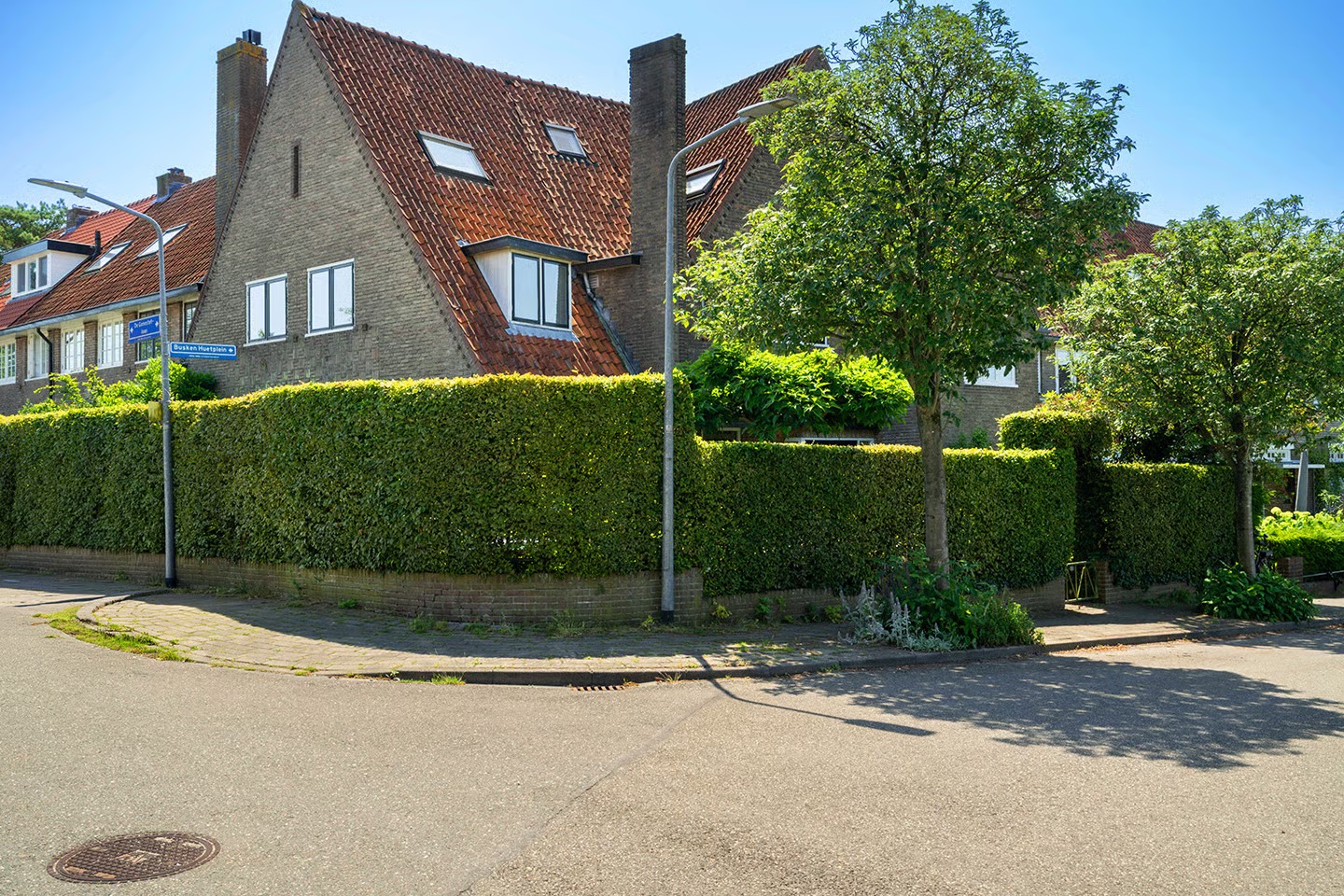 Hoekwoning Busken Huetplein 1 in Hilversum