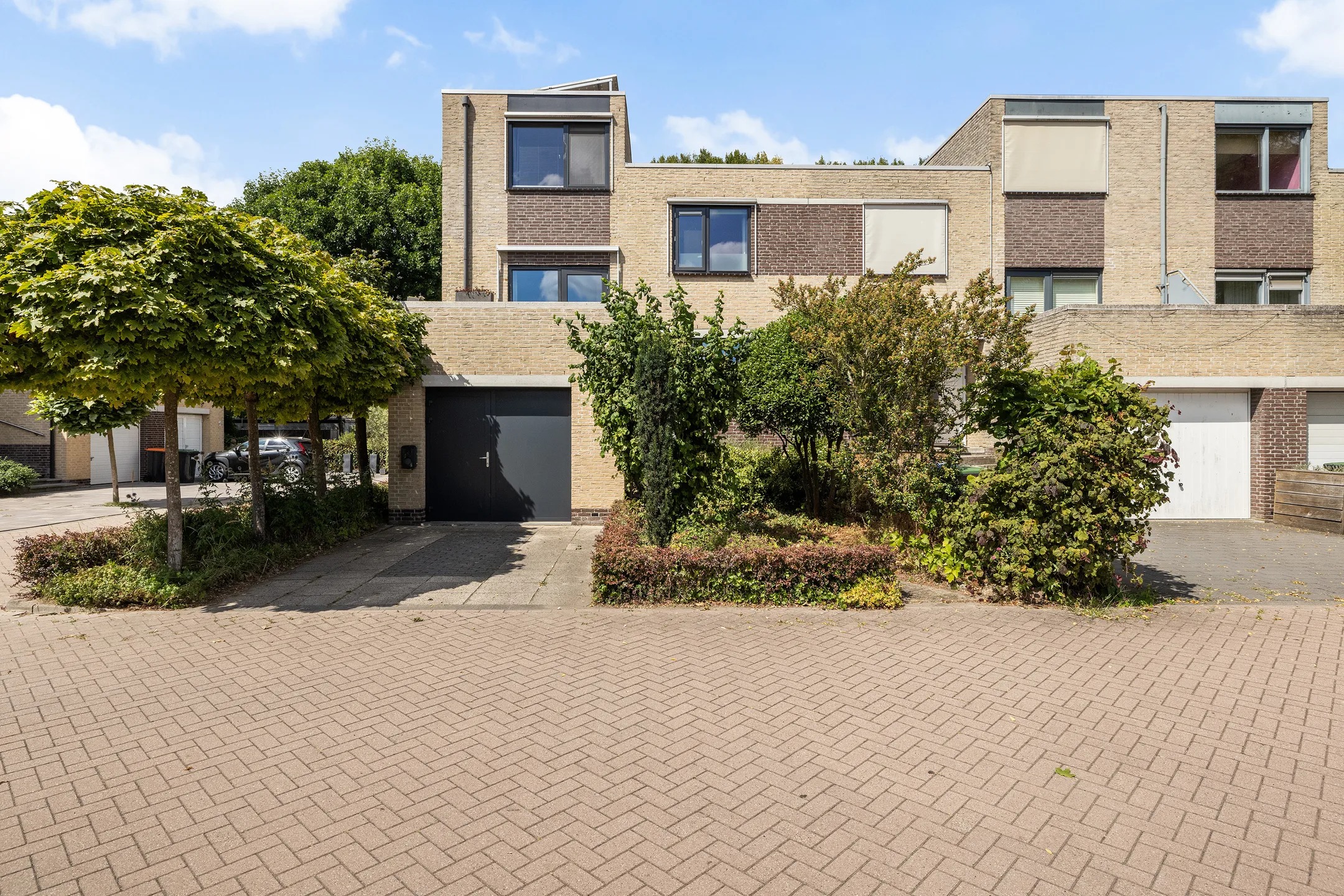 Hoekwoning (drive-in woning) Abdij 61 in Zwijndrecht