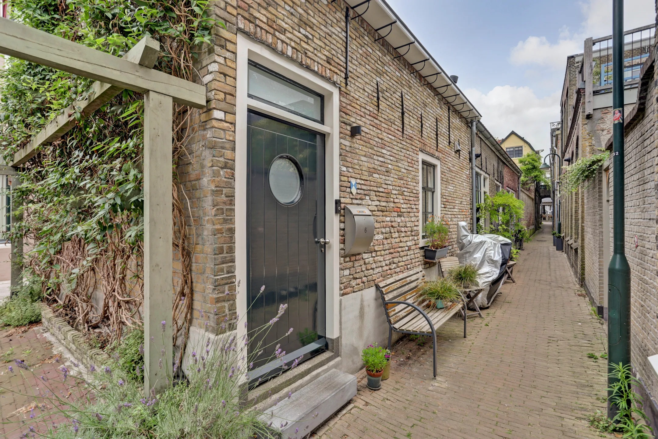 Hoekwoning Vissteeg 6 in Gouda