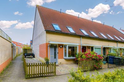 Eengezinswoning, hoekwoning Darja Collinstraat 2 in Almere