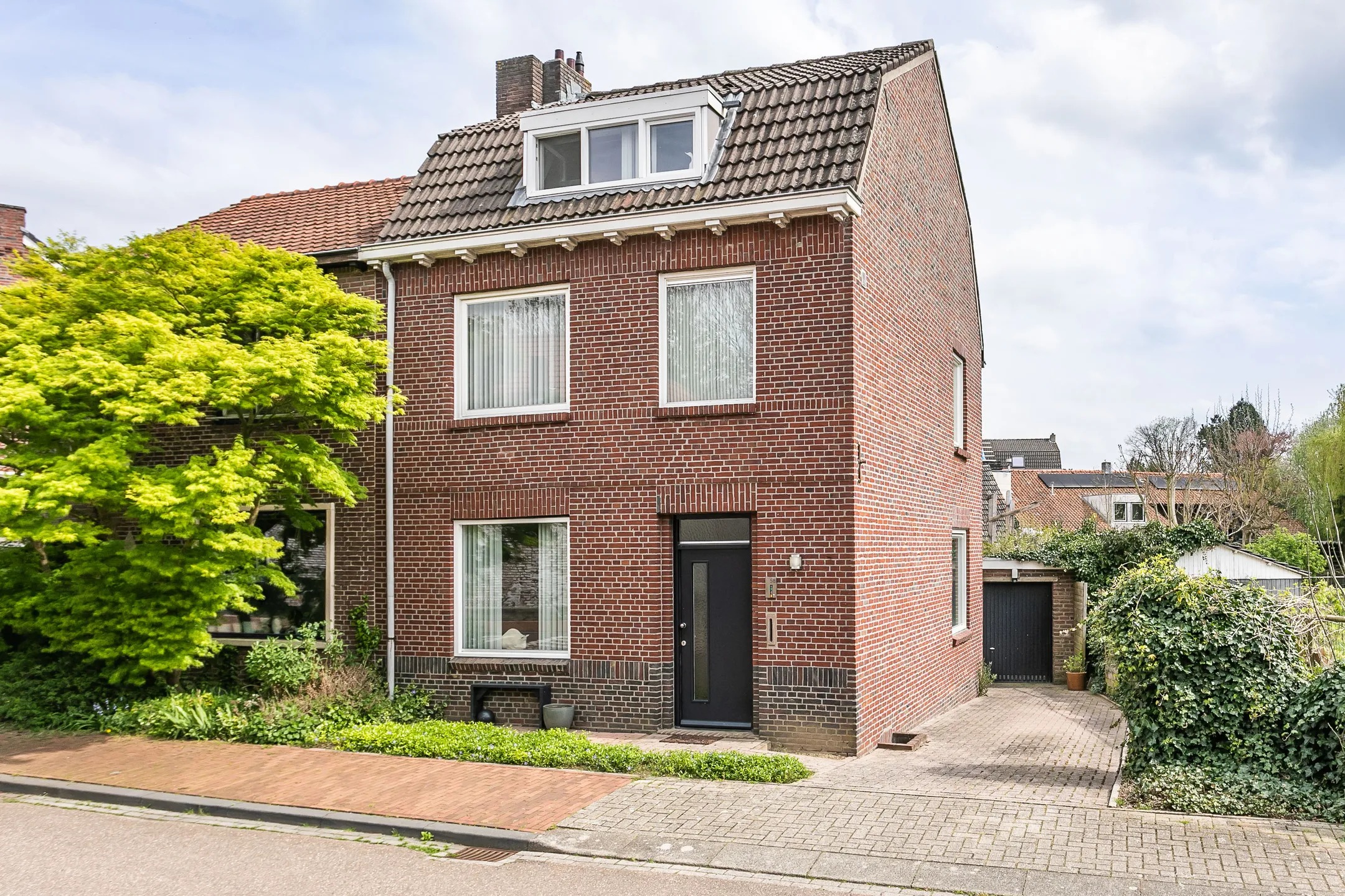 2-onder-1-kapwoning Titus Brandsmastraat 58 in Brunssum
