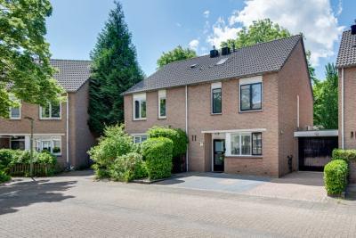 Eengezinswoning, 2-onder-1-kapwoning Karperborch 25 in Rosmalen