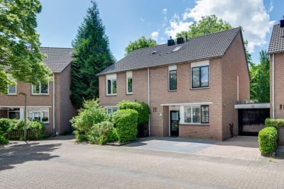 Eengezinswoning, 2-onder-1-kapwoning Karperborch 25 in Rosmalen