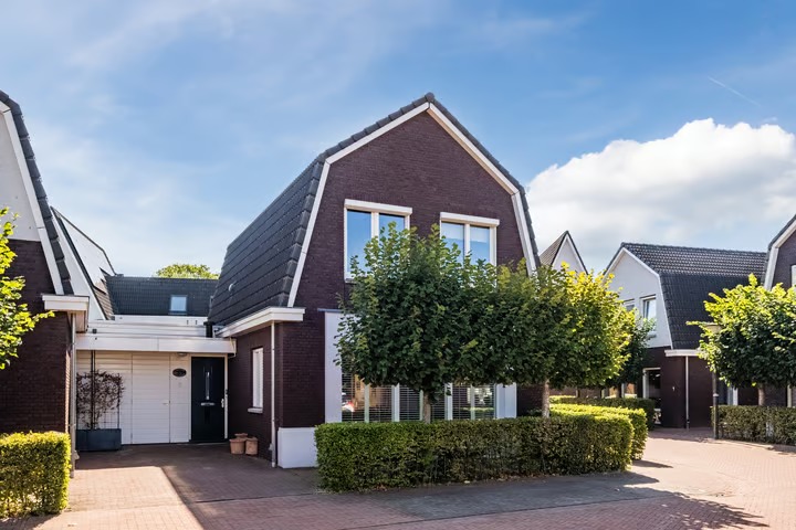 Geschakelde woning (semi-bungalow) Dokter Kochstraat 8 in Geldrop