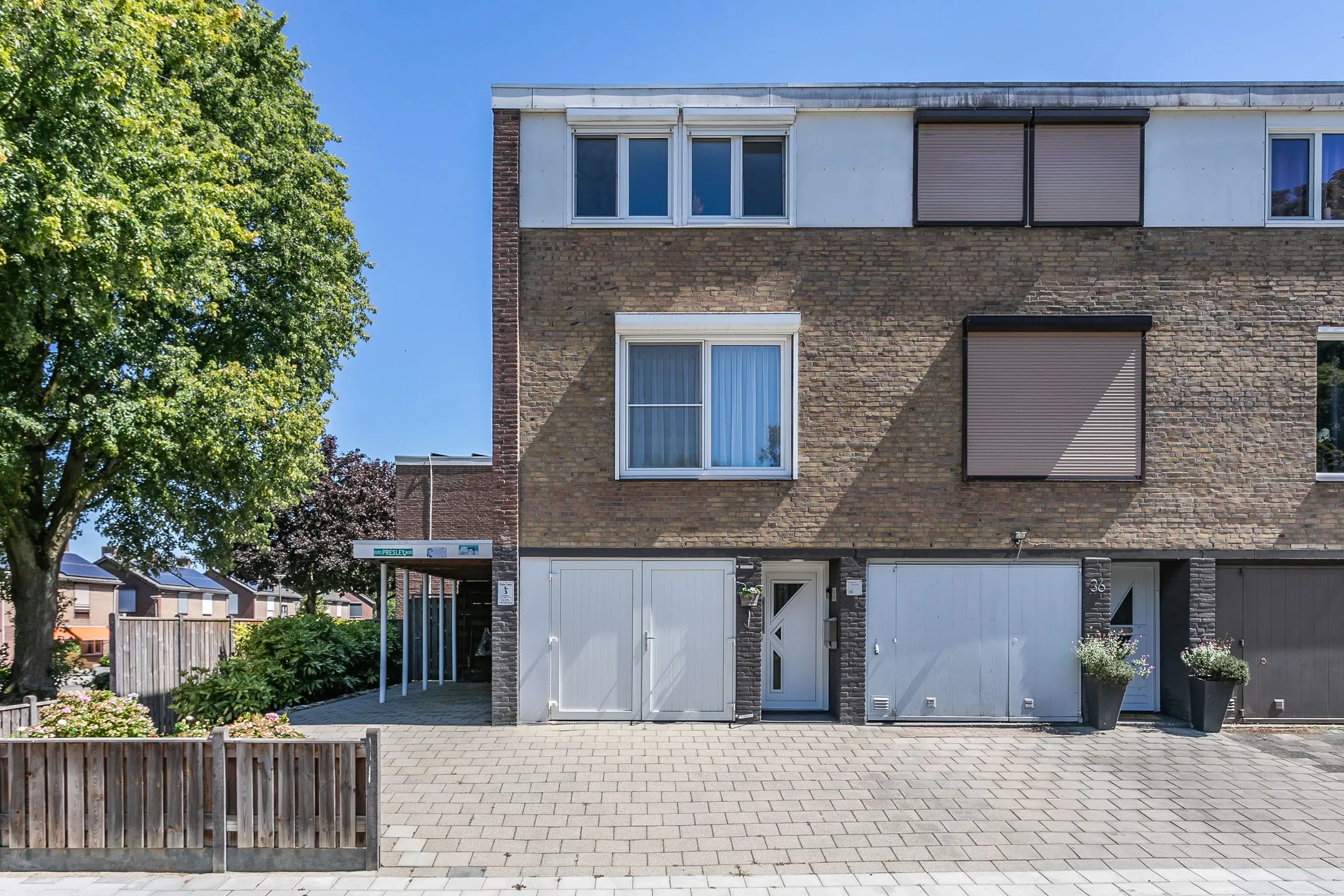 Hoekwoning (drive-in woning) De Gasperistraat 38 in Brunssum