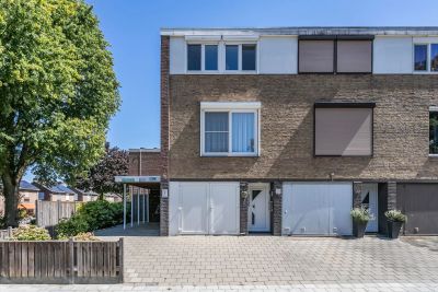 Hoekwoning (drive-in woning) De Gasperistraat 38 in Brunssum