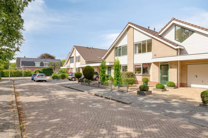 Geschakelde 2-onder-1-kapwoning Van Foreestlaan 23 in Barendrecht