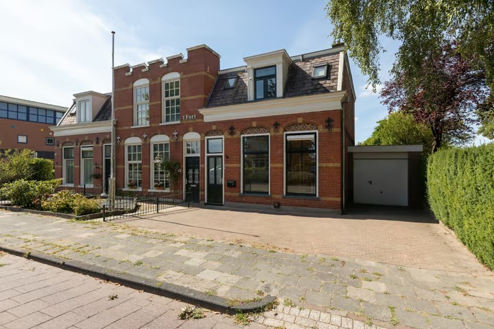 Hoekwoning Leeuwarderweg 45 in Sneek