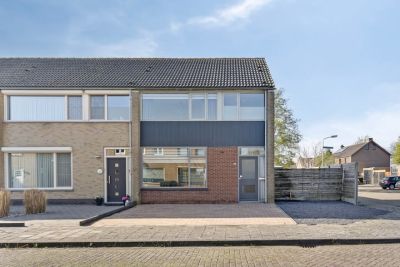 Eengezinswoning, hoekwoning Tiendstraat 11 in Sas van Gent