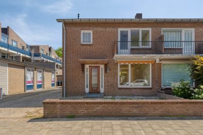 Eengezinswoning, hoekwoning Emilia van Nassaustraat 15 in Wijchen