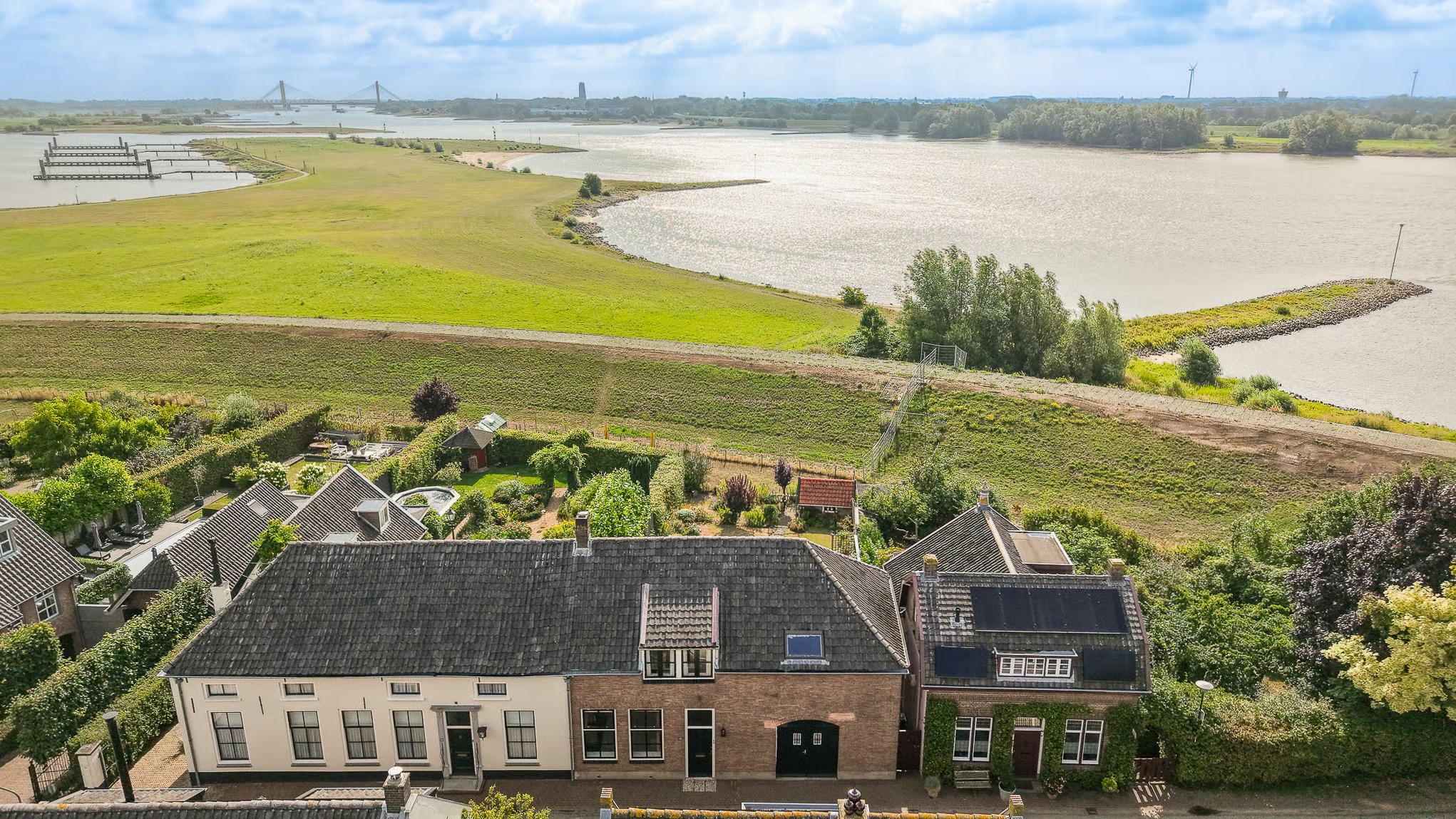 2-onder-1-kapwoning (dijkwoning) Waalbandijk 40 in Haaften