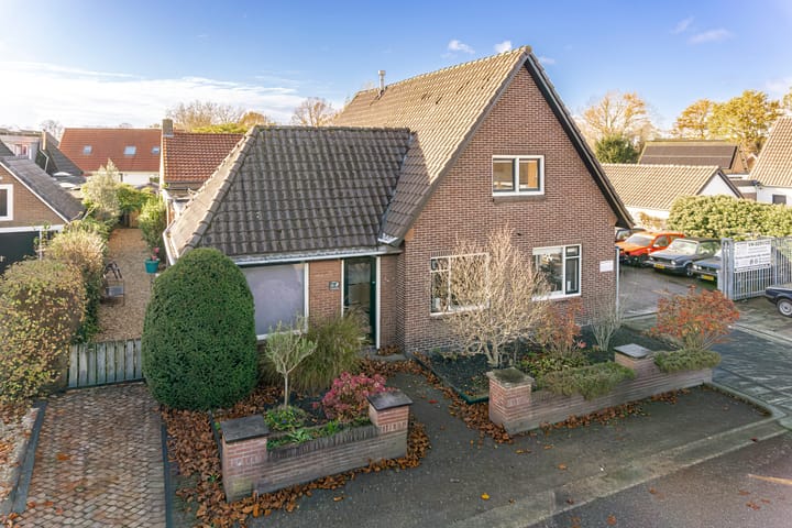 Vrijstaande woning (bedrijfs- of dienstwoning) Kerkstraat 13 a in Alphen
